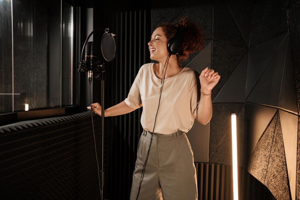 femme qui chante avec son ventre dans une studio d'enregistrement