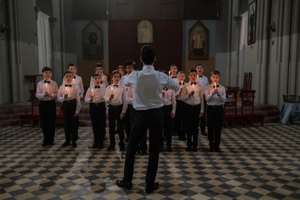 Chef de chœur qui dirige un chœur d'enfants dans un édifice religieux